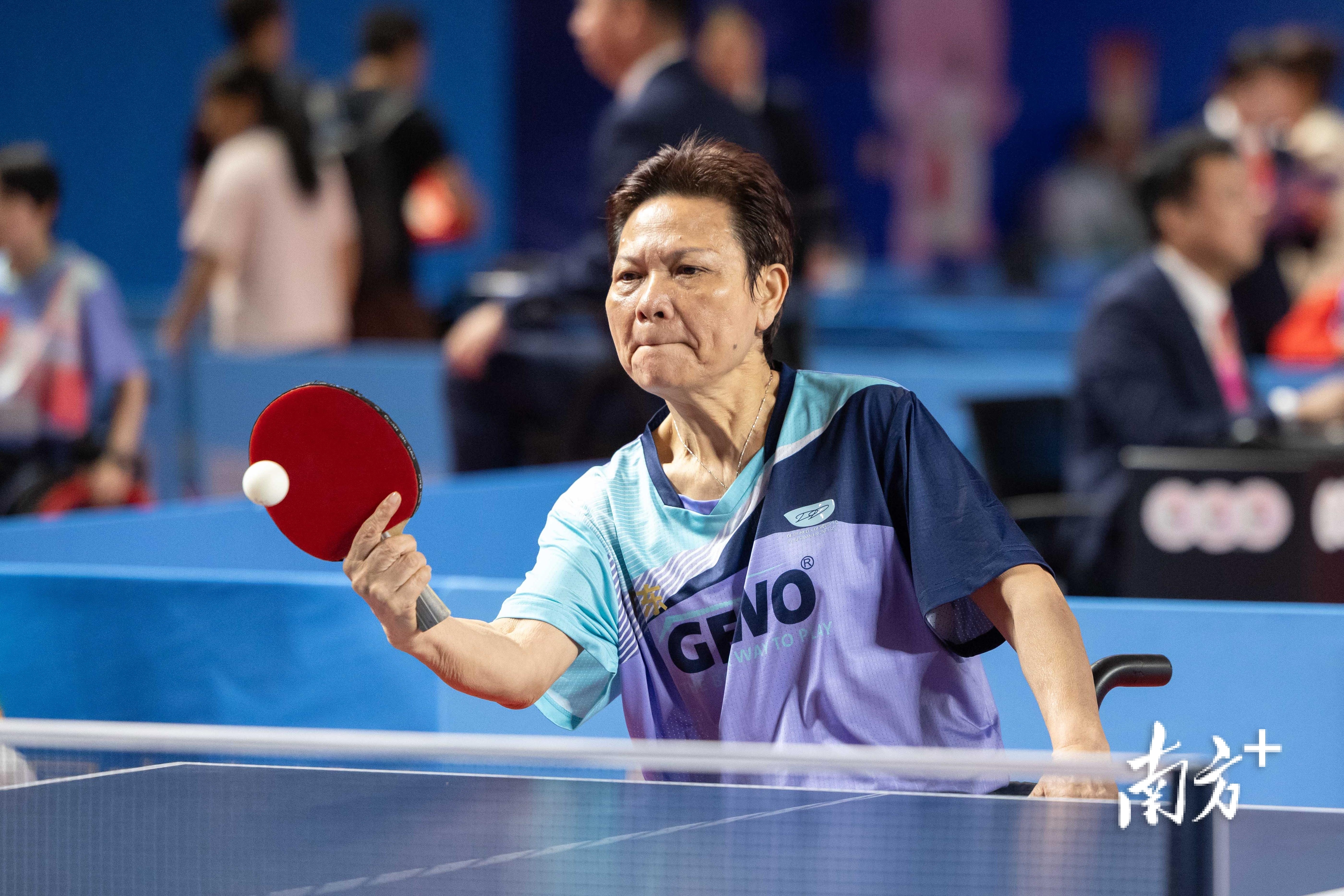 黄丽明在比赛时常常双唇紧抿,很认真地对待每一板球。