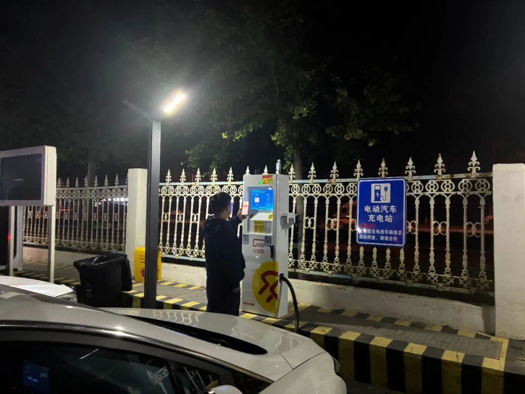 充电站是司机们的补给点,也是他们的枷锁。