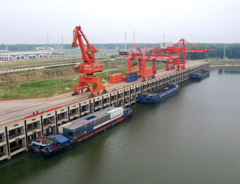 2024年6月5日，貨船停泊在信陽(yáng)港·淮濱中心港內(nèi)（無(wú)人機(jī)照片）,。新華社記者 李嘉南 攝