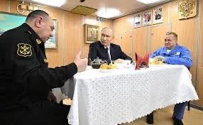 普京任命古德科夫少将(左一)担任俄海军副司令