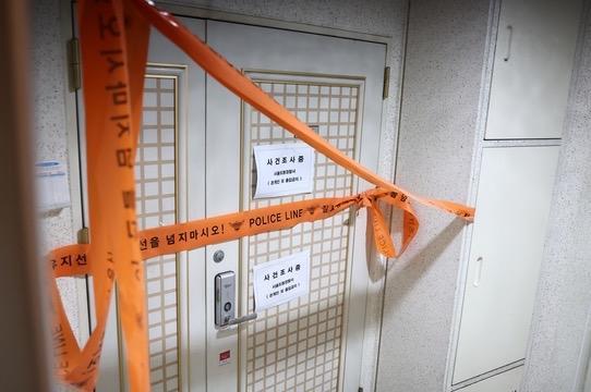 ▲嫌疑人位于首尔北部的住宅外拉起了警戒线 韩国联合通讯社