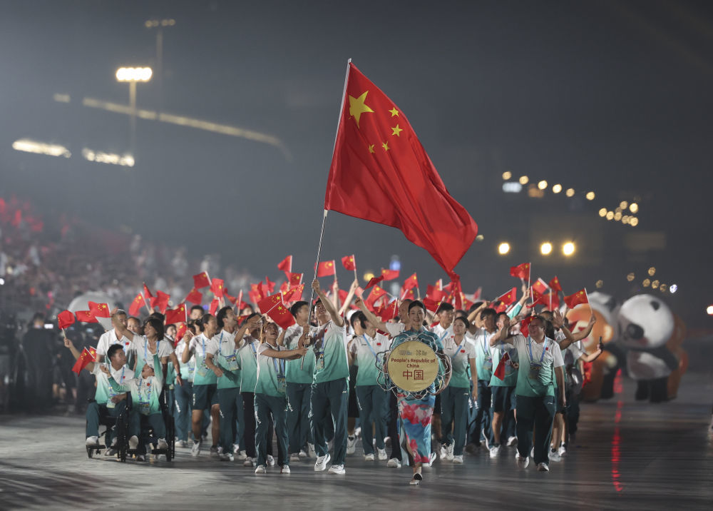 8月7日，中国体育代表团在开幕式上入场。新华社记者 陈斌 摄