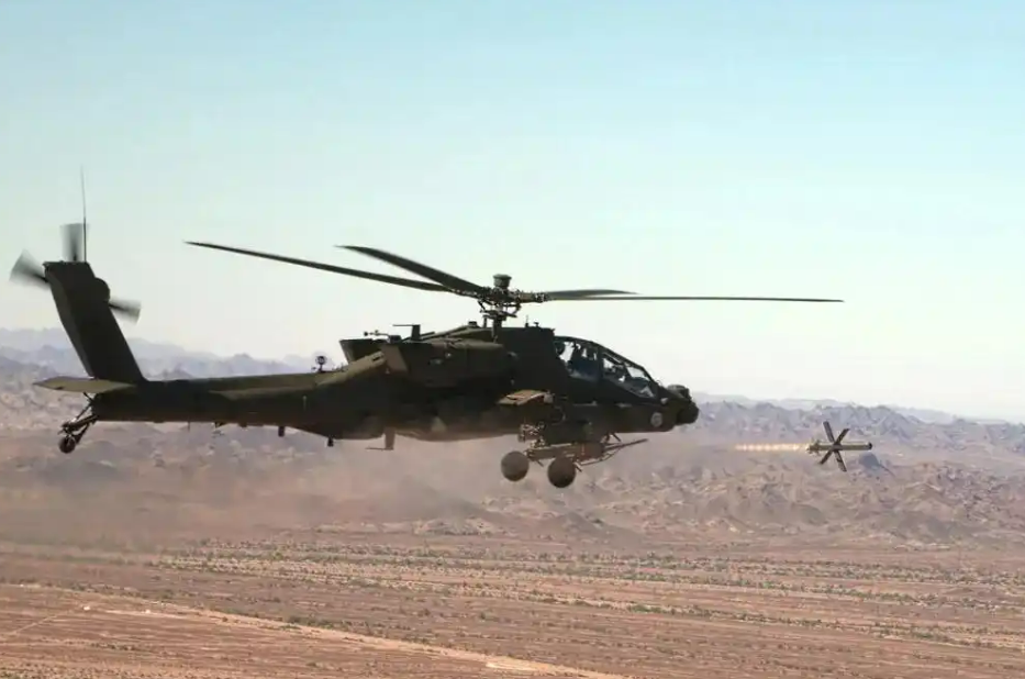 美国AH-64“阿帕奇”武装直升机发射“长钉”NLOS导弹。