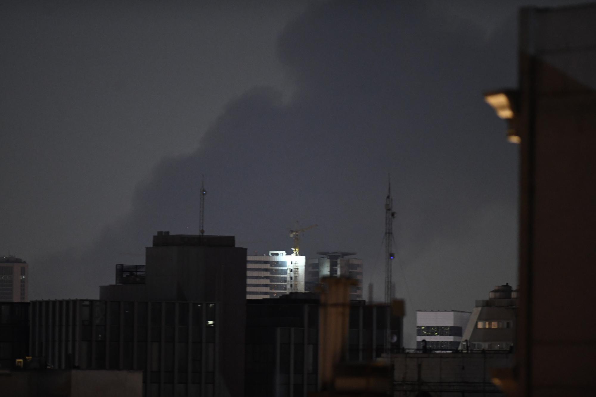 这是6月14日凌晨拍摄的伊朗首都德黑兰市区。当地时间14日零时至1时30分左右,伊朗首都德黑兰再度遭到以色列猛烈空袭,城市上空响起密集爆炸声。新华社记者沙达提摄
