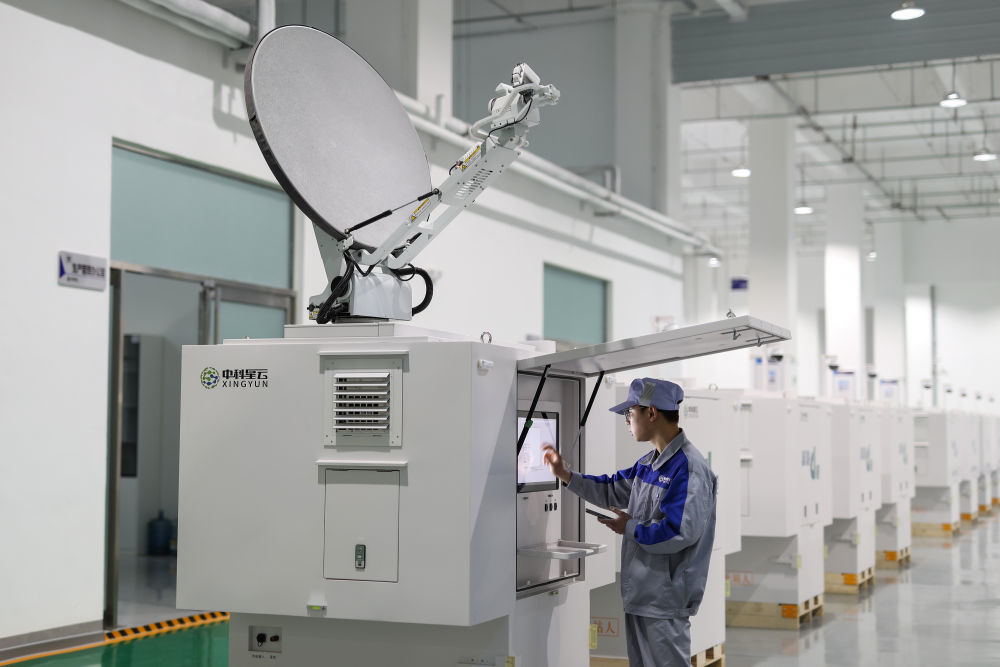 4月21日，工作人员在中科星云智造基地调试一款装有卫星天线的数据方舱产品。新华社记者 杜潇逸 摄