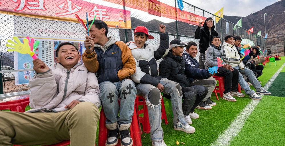 在马利镇“云中球场”，小球迷们在加油助威（1月2日摄）。新华社记者 丁增尼达 摄