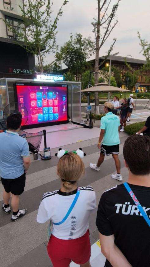 AI智能互动运动终端设备支持壁球、网球、足球、篮球、排球等多种球类运动互动。成都世运会执委会供图