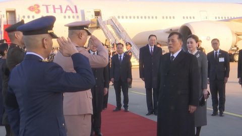 泰王乘坐专机抵达北京。 图源:央视新闻