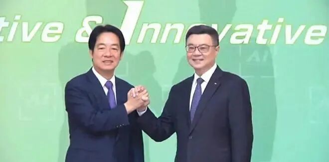 ▲赖清德和卓荣泰(右)