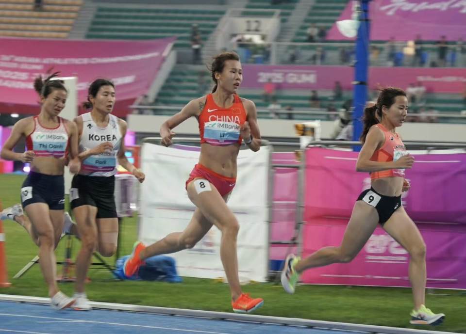 金牌拿到手软!亚锦赛多名中国选手爆发,12年后赢“女飞人大战”