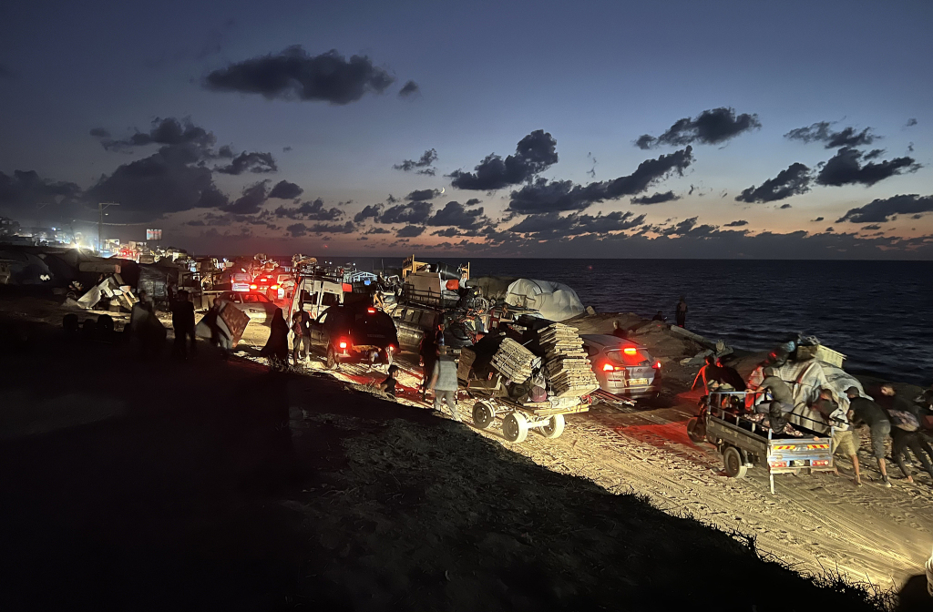 当地时间2025年9月30日，加沙地带中部，流离失所的巴勒斯坦人向南迁移，以躲避以色列的军事行动。视觉中国 图