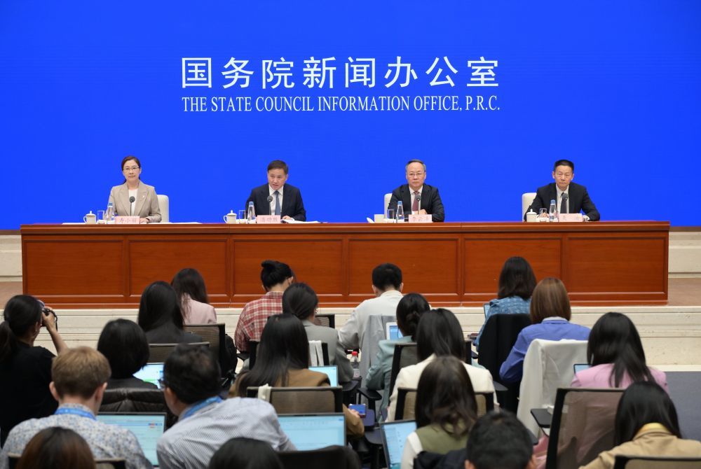 5月7日，国务院新闻办公室在北京举行新闻发布会，中国人民银行行长潘功胜、金融监管总局局长李云泽、中国证监会主席吴清介绍“一揽子金融政策支持稳市场稳预期”有关情况，并答记者问。新华社记者 李贺 摄