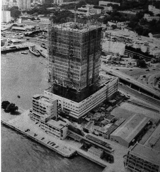 兴建中的“韦尔斯亲王大厦”,可以看到其侧面的港池停泊有军舰,出了大楼就可抵达海边。 资料图