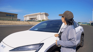 “摆渡人”高云在等待验放时看向身后的霍尔果斯口岸新国门。