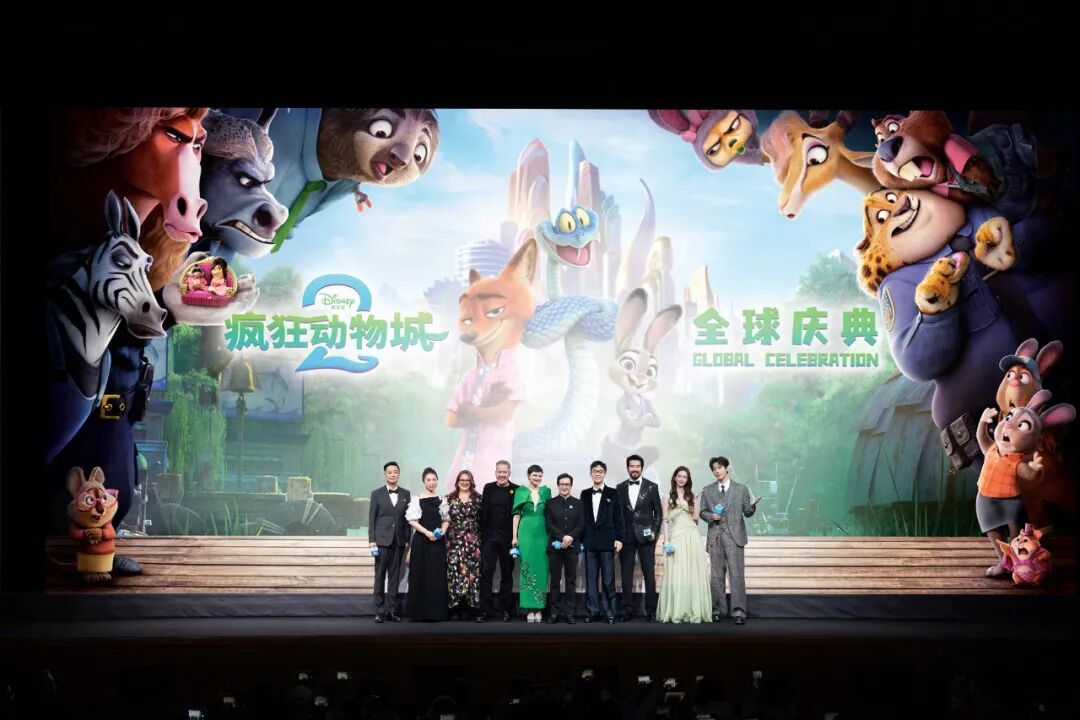 配音团队参加活动,左一左二为张震、季冠霖 图/迪士尼电影官方微博