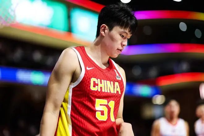 中国新闻周刊 杨瀚森团队会向中国男篮教练组定期汇报训练情况