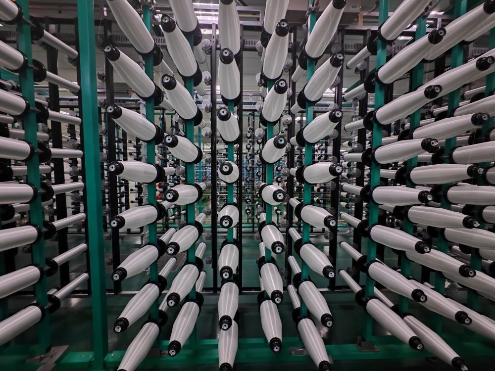 在河南光远新材料股份有限公司，车间内正在生产玻璃纤维纱。新华社记者 刘振坤 摄