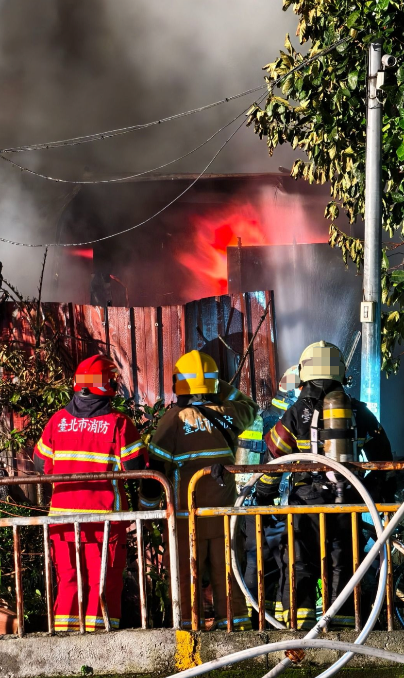 台北市一家中古家电维修厂24日凌晨发生火灾。图源:台湾TVBS新闻网
