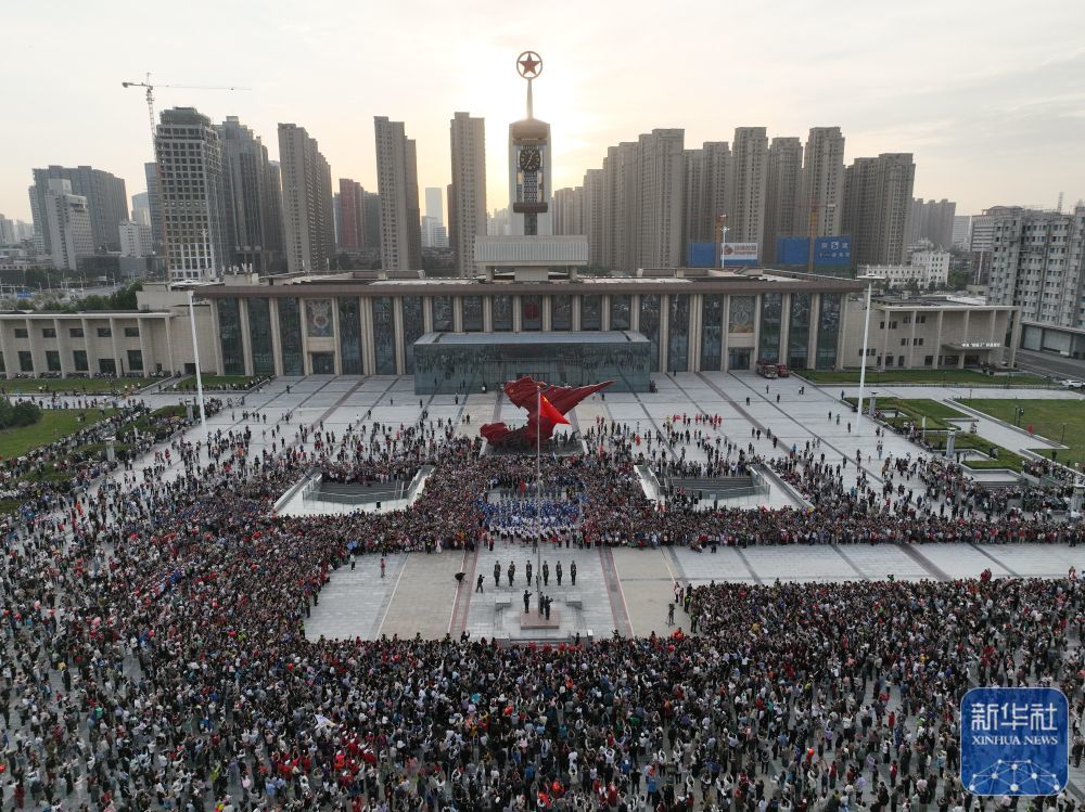↑ 10月1日,人们在河北省石家庄解放广场参加升旗仪式(无人机照片)。新华社发(梁子栋摄)
