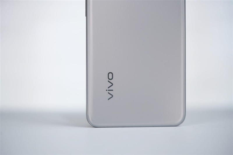 23.5小时霸榜续航榜!vivo Y300i体验评测:超高颜值的一款耐造神机