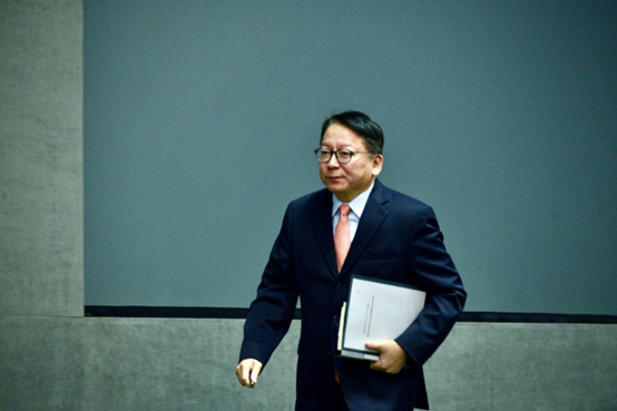 署理行政长官陈国基2月11日在行政会议前见记者。图源：香港星岛网
