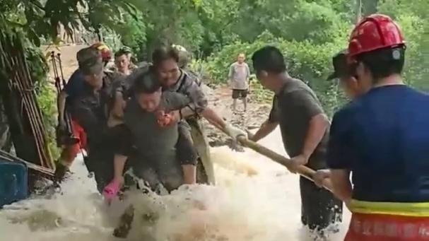 微视频｜多地遭遇持续强降雨 救援现场一线直击