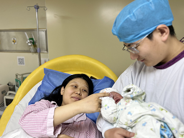 在中国福利会国际和平妇幼保健院诞下的首个元旦宝宝家庭。