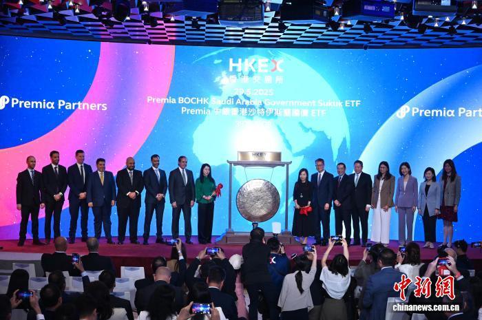 2025年5月29日，香港交易及结算所有限公司与沙特阿拉伯证券交易所集团在香港合办“香港——沙特资本市场论坛”。现场亦举行Premia中银香港沙特伊斯兰国债交易所买卖基金(ETF)在香港上市的敲锣仪式。图为香港特区政府财政司司长陈茂波(右七)等嘉宾出席敲锣仪式。　中新社记者 李志华 摄