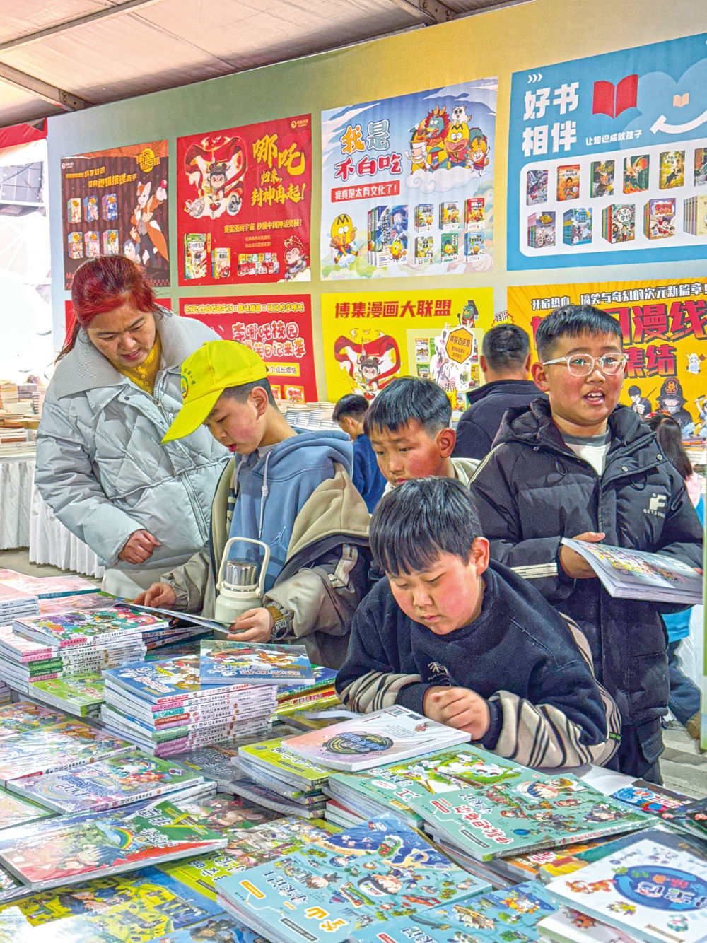 小读者在展台前挑选喜爱的图书。受访者供图