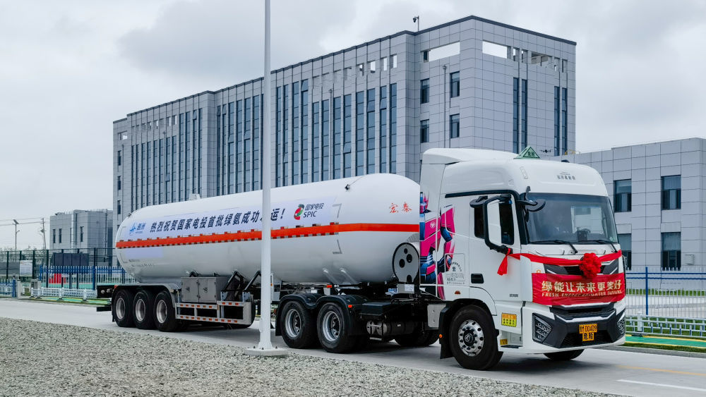 7月26日,位于吉林省大安市的大安风光制绿氢合成氨一体化示范项目生产的首批绿氨下线。新华社发