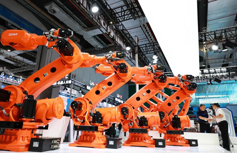 这是2025年9月23日在上海举行的第25届中国国际工业博览会上拍摄的一组大型工业机器人产品。新华社记者 方喆 摄