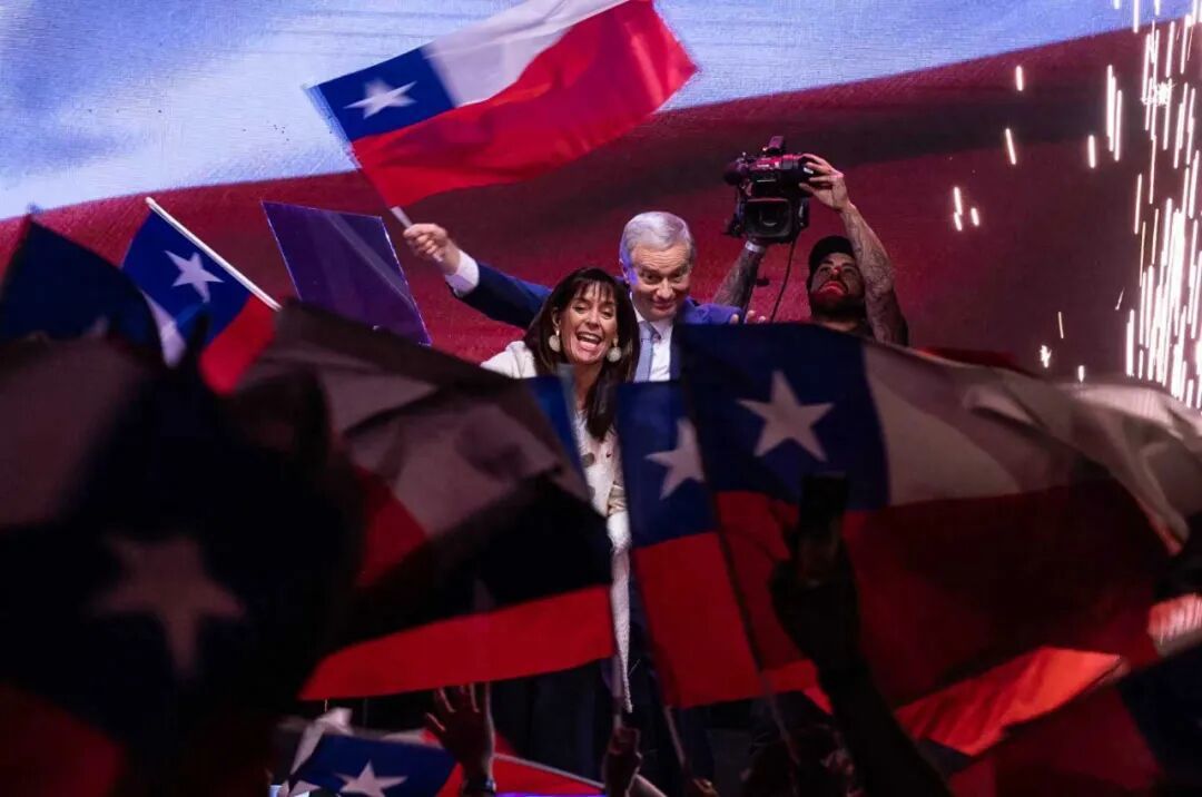 ◆12月14日,智利总统大选第二轮投票结束后,卡斯特和妻子一同庆祝胜利。