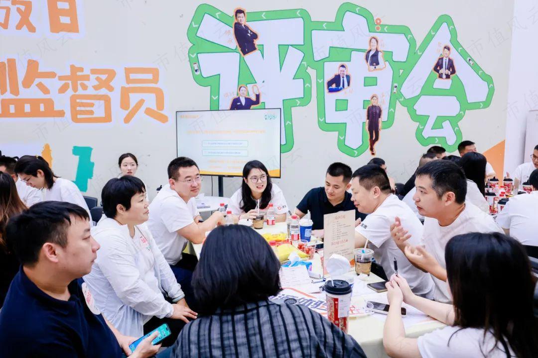 图为:滴滴开放日-司机体验监督员评审会上,司机、乘客、专家、媒体等各界代表与平台工作人员一起讨论