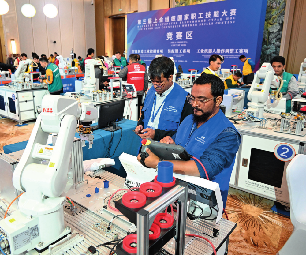 参赛选手在青岛市举行的第三届上合组织国家职工技能大赛比赛中（2024 年12 月 18 日摄）李紫恒摄/本刊