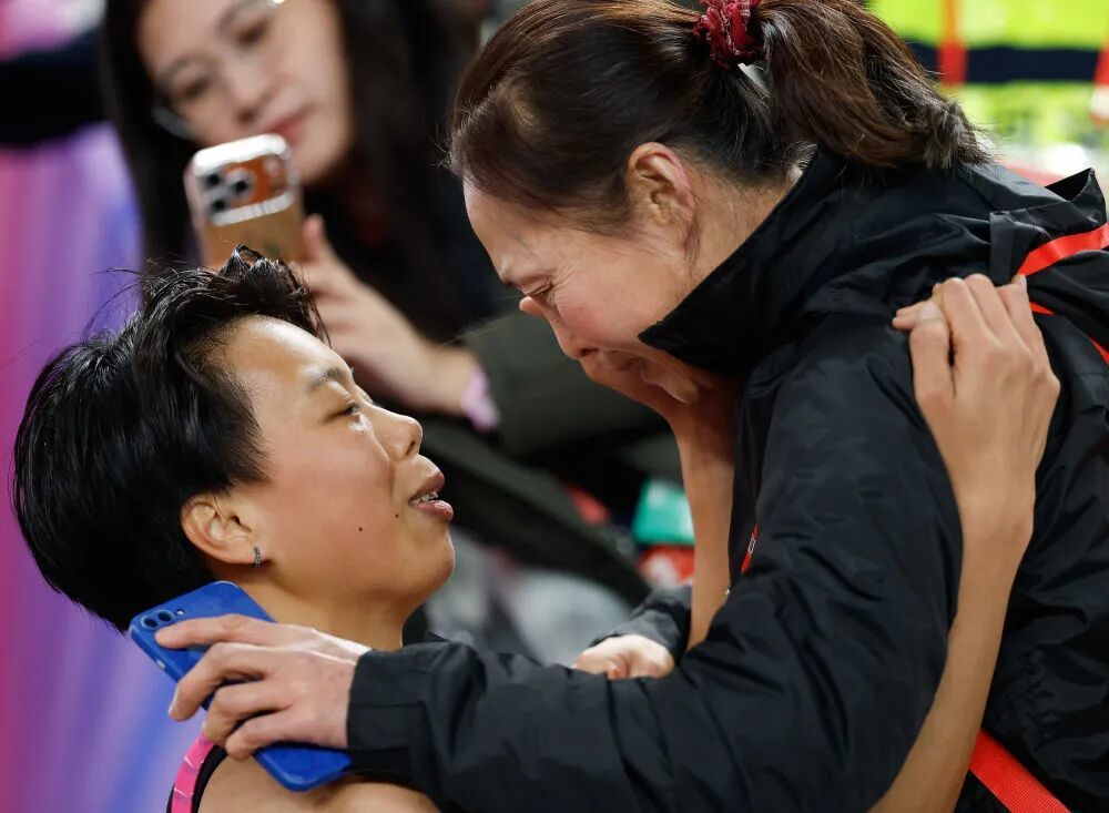 11月19日,廣東隊選手劉景揚(左)在比賽后和母親交流。媽媽新華社記者 黃偉 攝