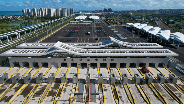 2025年9月17日,离岛货车通过海口新海港和南港“二线口岸”(货运)集中查验场,开往港区(无人机照片)。新华社记者 杨冠宇 摄