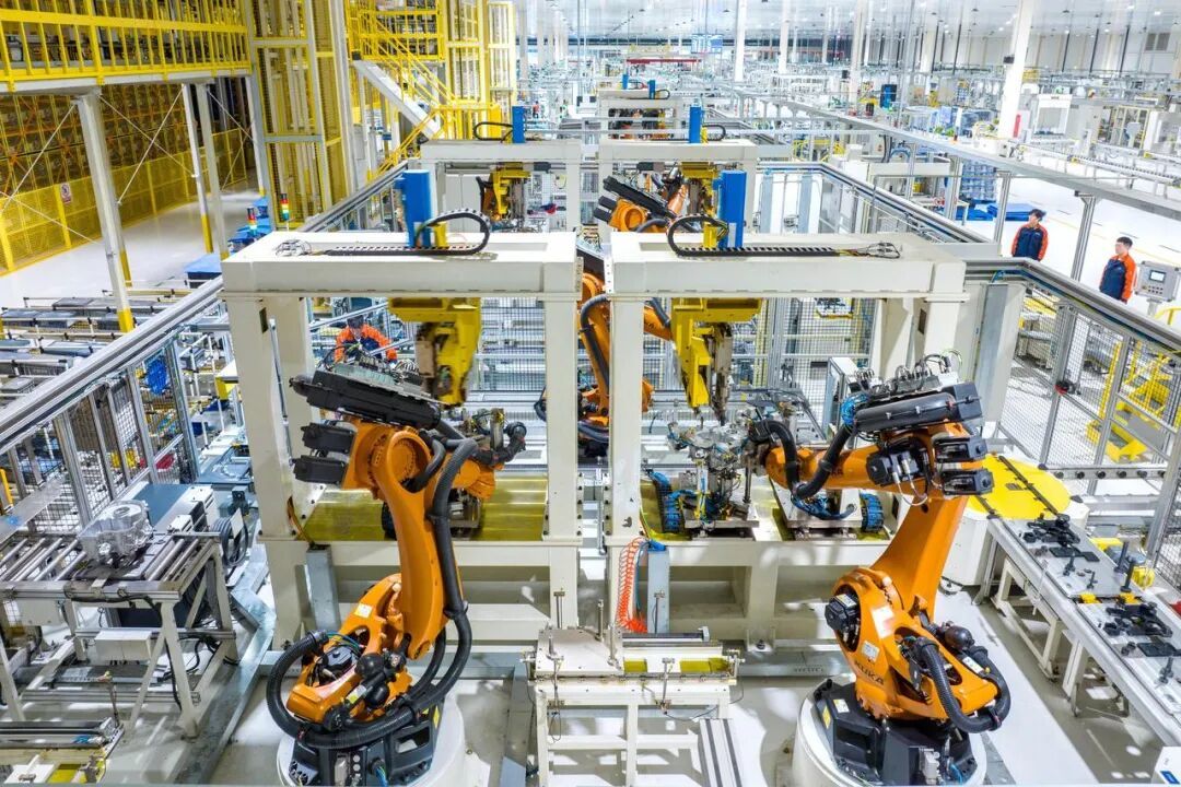 12月4日,吉利长兴自动变速器有限公司,机器臂高速挥舞,技术人员在自动化流水线上忙碌作业 图源:潮新闻客户端