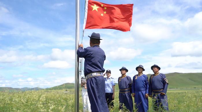 科右前旗守望草原巡防队满族屯分队举行升旗仪式。蒋豪文 摄