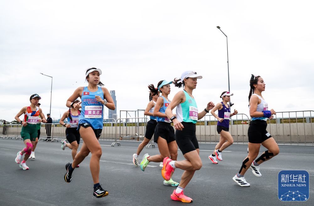 ↑在2025深港马拉松赛暨第十五届全国运动会田径（马拉松）测试赛中，运动员在女子组比赛中（2025年2月23日摄）。新华社记者 毛思倩 摄