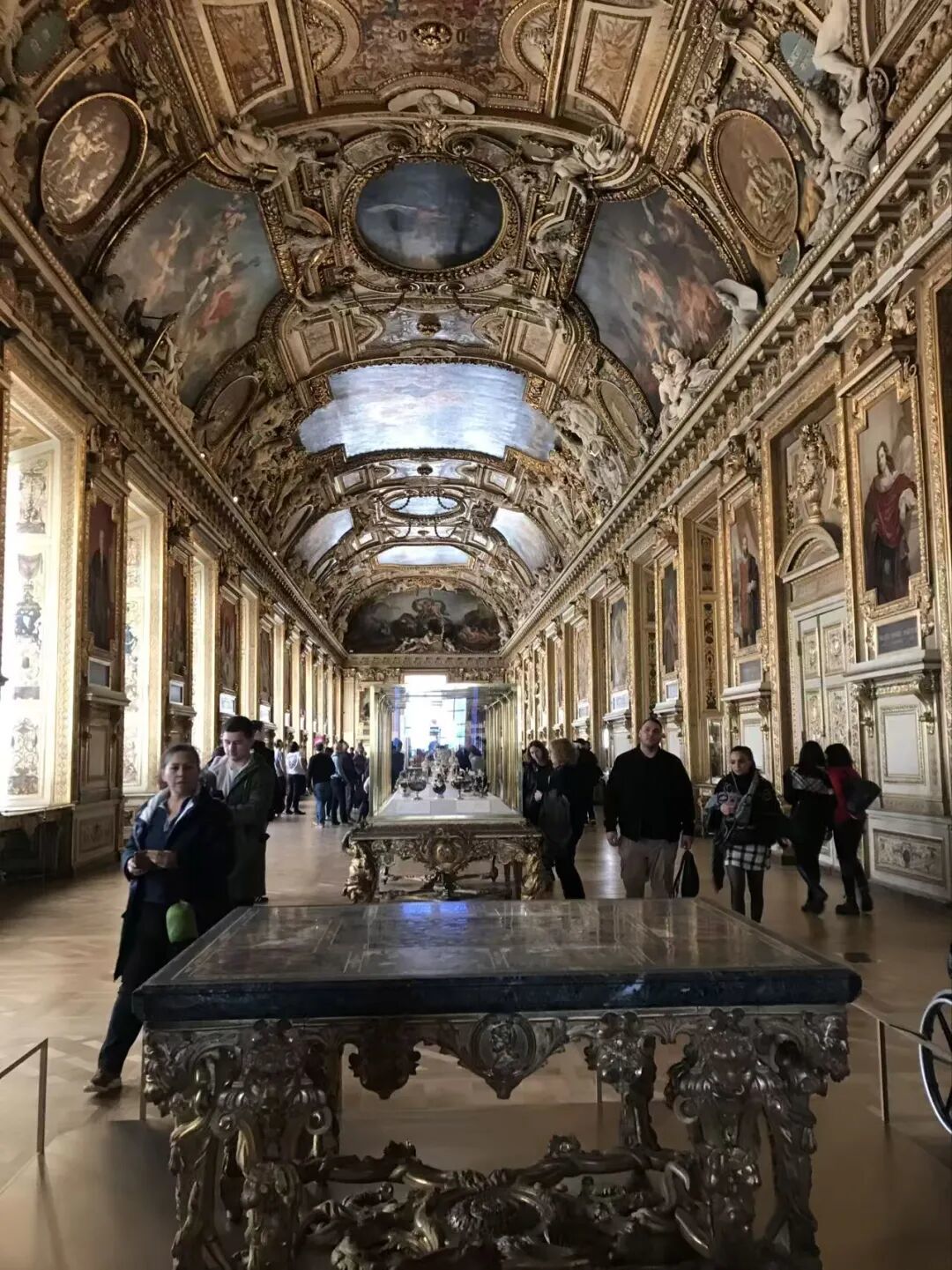 ·被劫匪洗劫过的卢浮宫展台。(徐洁 摄)