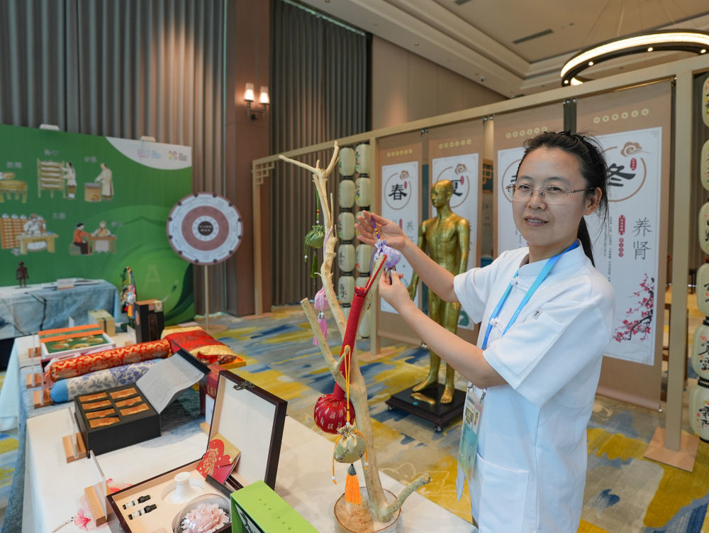 8月3日,在世运村A区中医药体验馆,工作人员展示香囊。新华社记者 王曦 摄