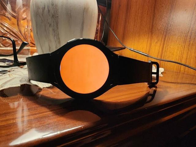 多位三星Galaxy Watch 4用户反馈“红屏死机”,换屏是唯一方案