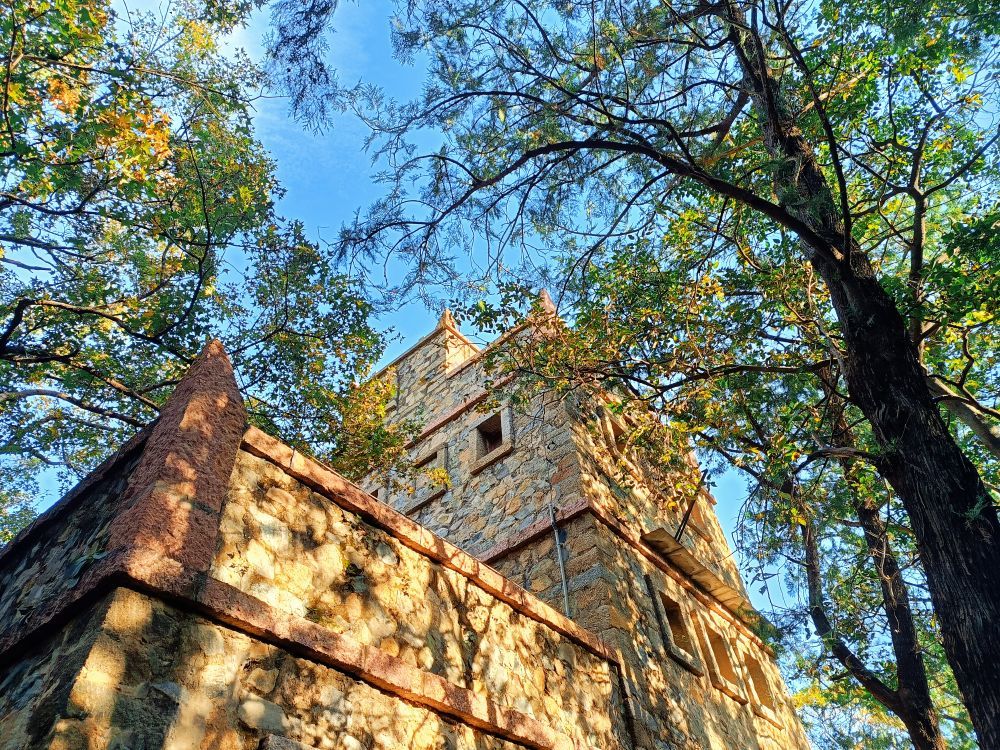 贝家花园碉楼。贝熙业曾在此救治当地百姓和八路军战士。（贝家花园供图）