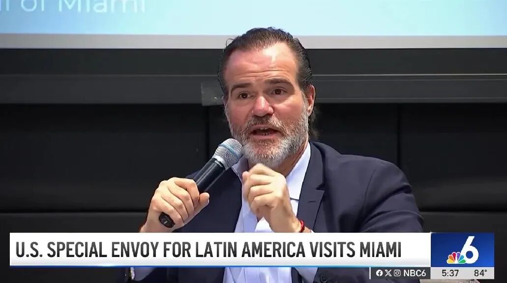 特朗普政府提名的美国拉美问题特使毛里西奥·克拉弗-卡罗内今年3月表示,阿根廷须结束跟中国的货币互换,否则美国将不支持IMF贷款