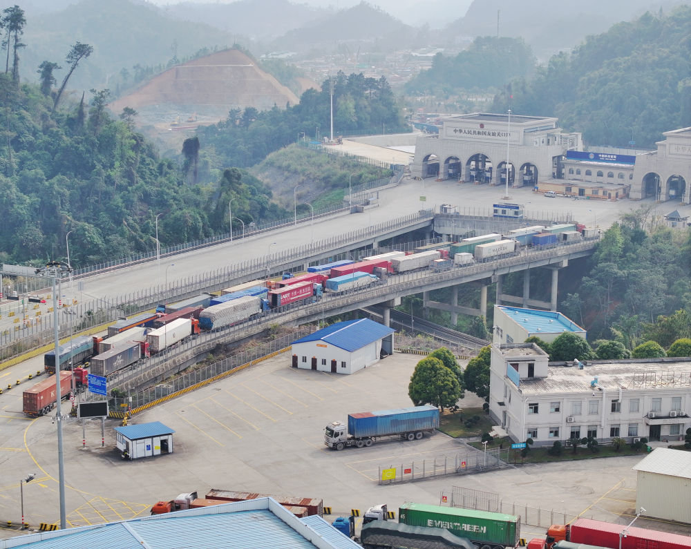 这是2025年3月1日拍摄的广西凭祥友谊关口岸（无人机照片）。 新华社记者周华摄