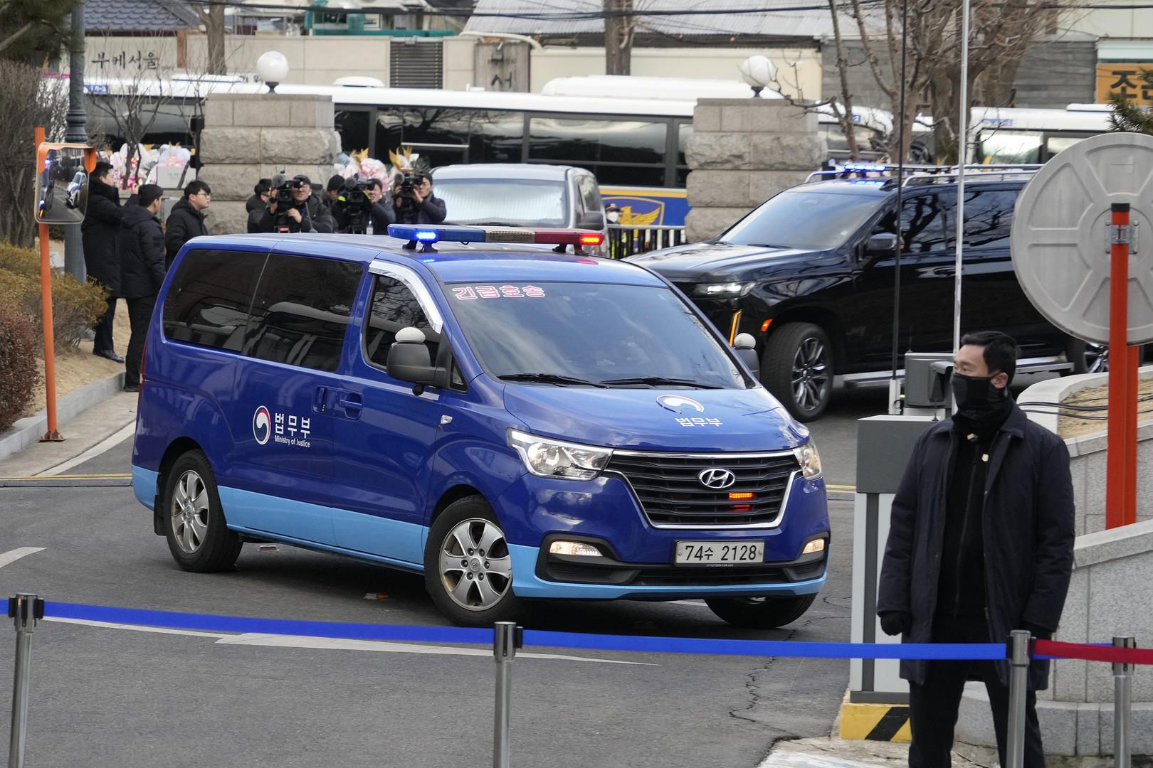 ▲当地时间2025年2月25日,韩国首尔,一辆载着被弹劾的韩国总统尹锡悦的蓝色面包车抵达宪法法院 图据视觉中国
