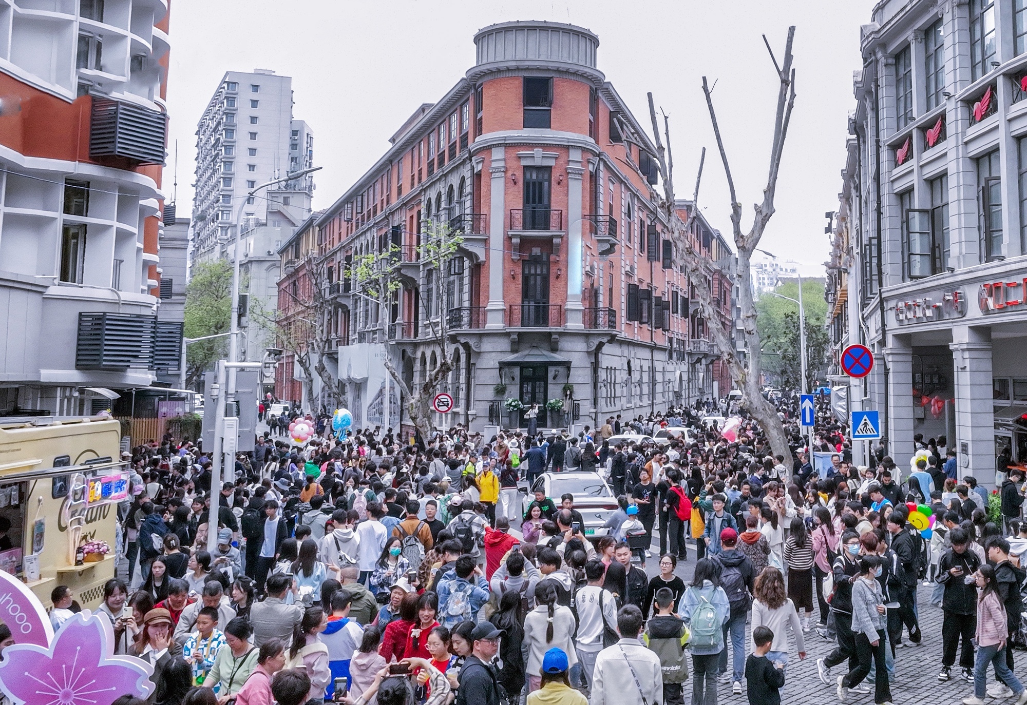 巴公房子吸引大量游客前来拍照打卡（央广网发 李辉 摄）