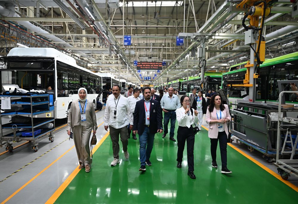 7月24日,上海合作组织媒体智库峰会与会代表在河南郑州市宇通新能源厂区海外承装车间参访。新华社记者 李嘉南 摄