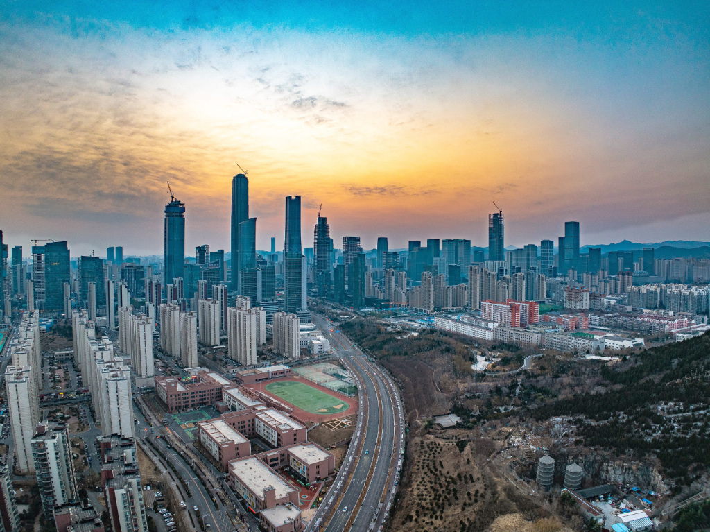 2025年2月19日，航拍济南，日出朝霞下的济南CBD。视觉中国 图