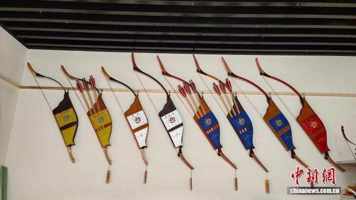 察布查尔县中华弓箭文化博物馆内手工制作弓箭。察布查尔县融媒体中心供图